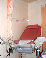 写真：子宮がん検診車内部